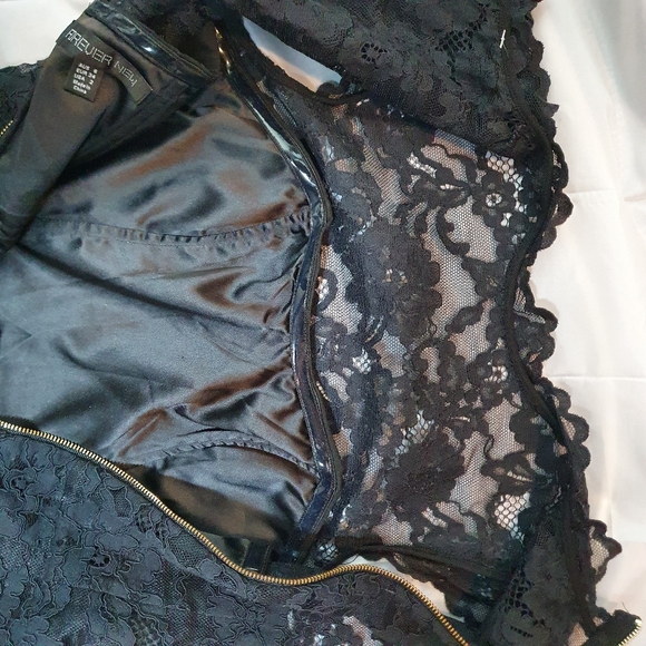 Forever new black lace dress. Size 6/8 petite - Picture 4 of 8